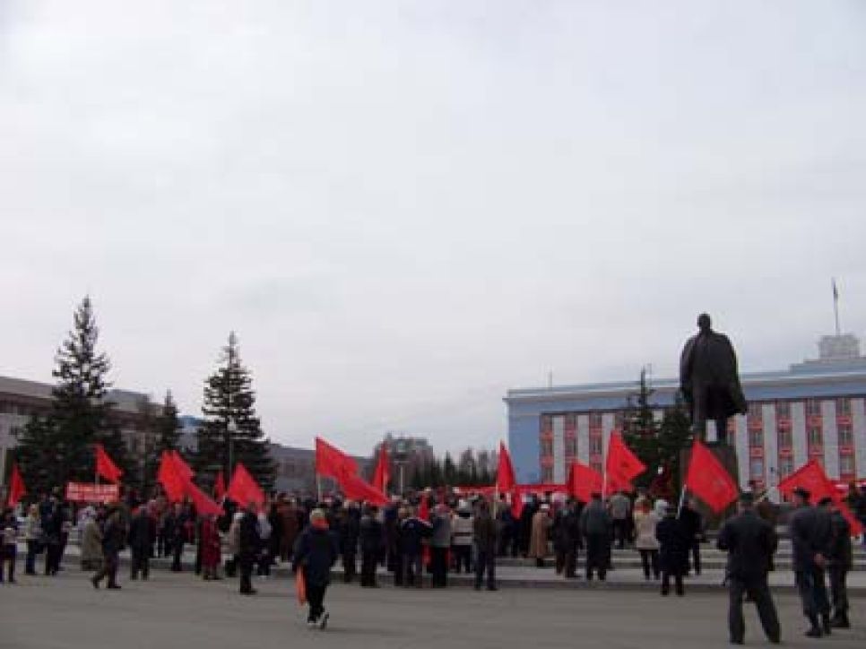 "Ленин - имя России!": барнаульские коммунисты отметили день
рожденья вождя. Фоторепортаж.