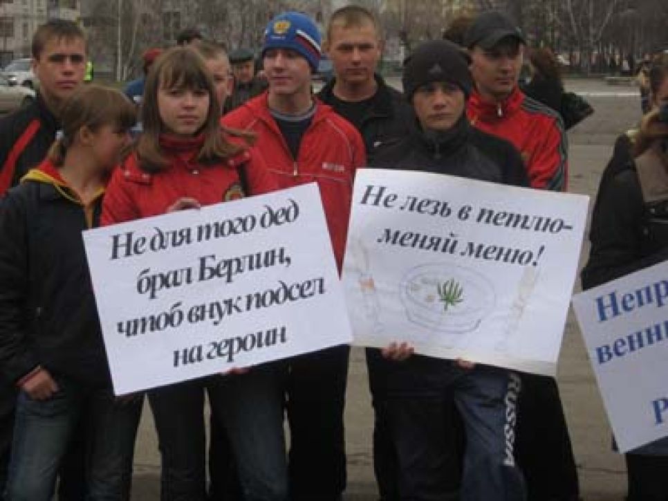 "Наркоторговцы вполне заслуживают смертного приговора, ну или
хотя бы пожизненного заключения": в Бийске прошел
антинаркотический митинг.