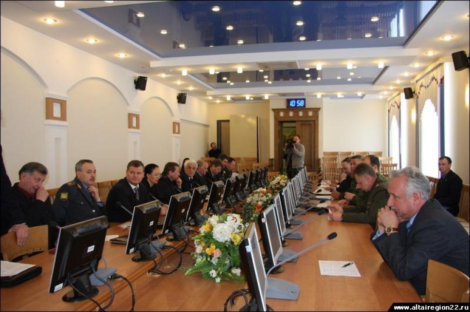 Борцы с терроризмом накануне майских праздников запугивали
жителей Алтайского края терактами и "экстремистскими
проявлениями".