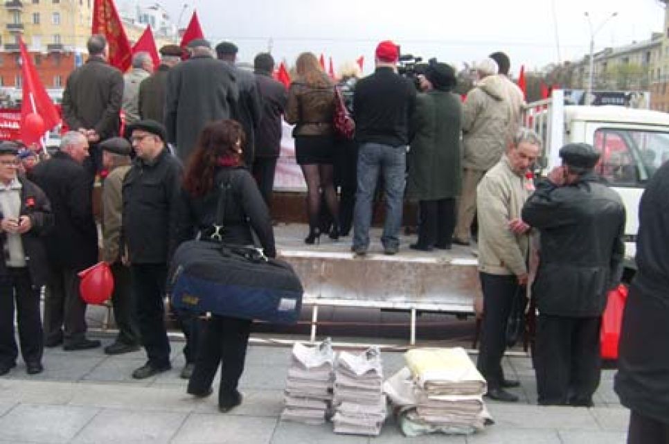 "Две площади": единороссы и коммунисты 1 мая митинговали на
двух соседних площадках в центре Барнаула.