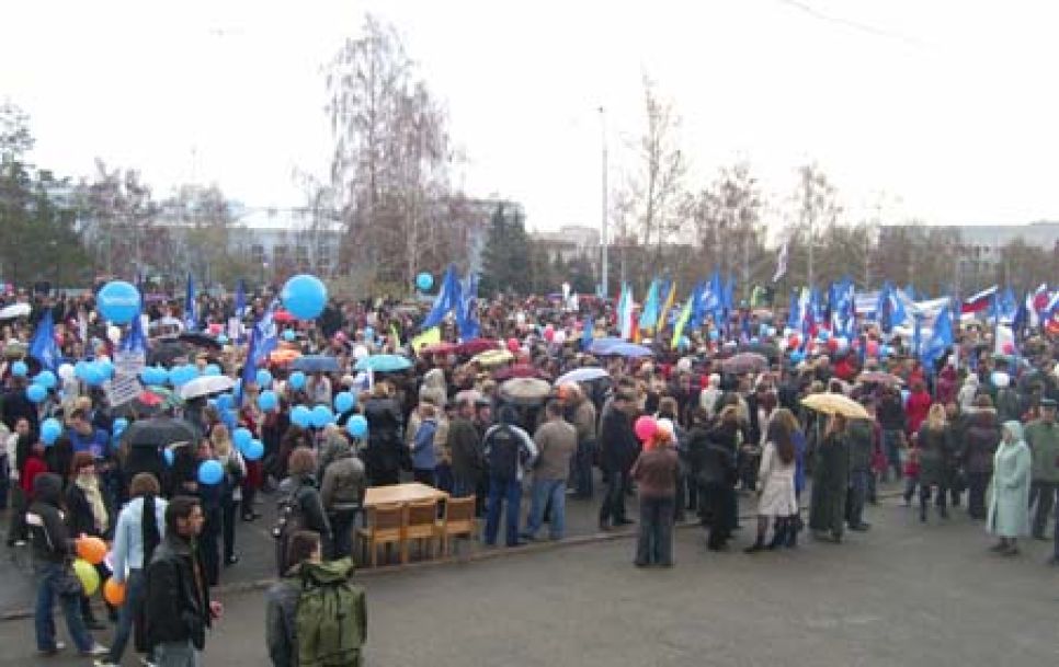 "Две площади": единороссы и коммунисты 1 мая митинговали на
двух соседних площадках в центре Барнаула.