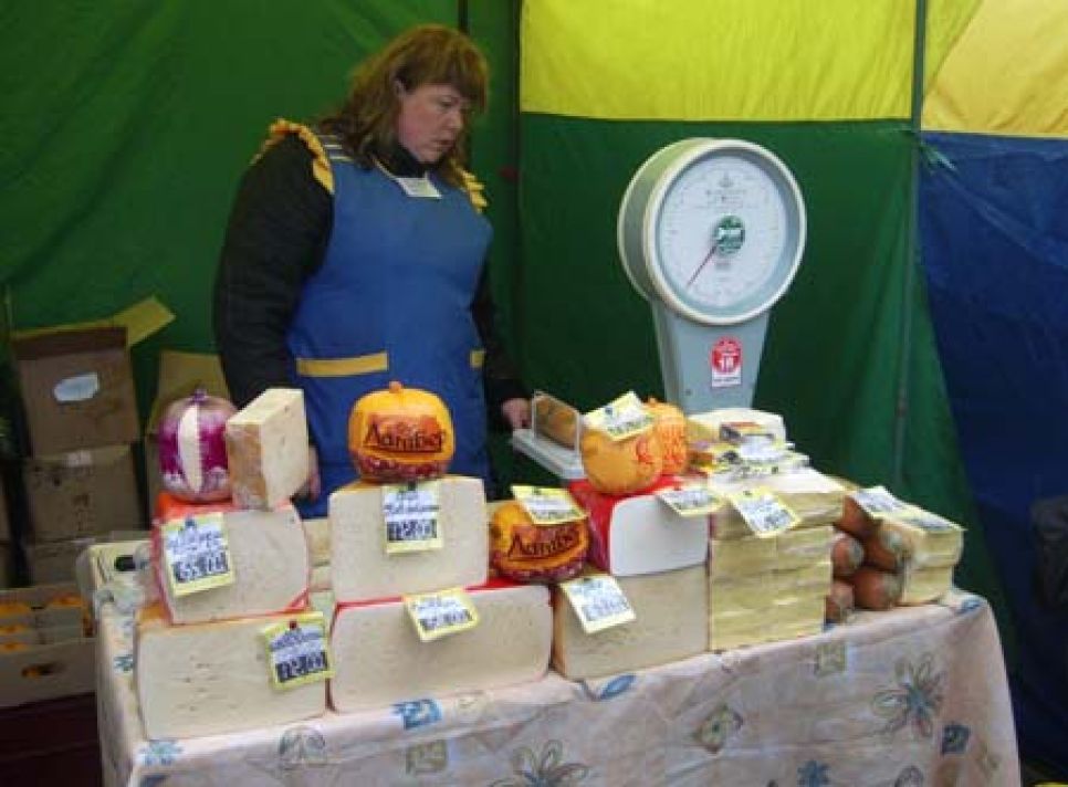 "Две площади": единороссы и коммунисты 1 мая митинговали на
двух соседних площадках в центре Барнаула.