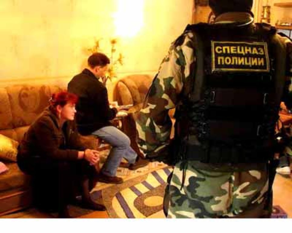 В Барнауле наркополицейские задержали по звонку соседа
31-летнюю сбытчицу героина, которая использовала наркоманов как
рабов.