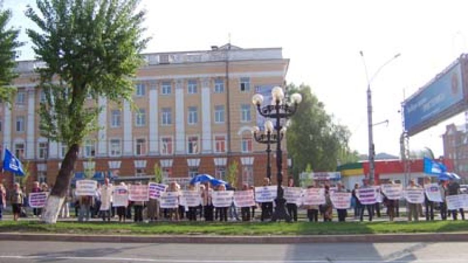 "Кто поможет обманутым, если не "Единая Россия"?": дольщики
"Барнаулинвестстроя" надеются, что их проблемы решит депутат
Госдумы "единоросс" Александр Хинштейн.