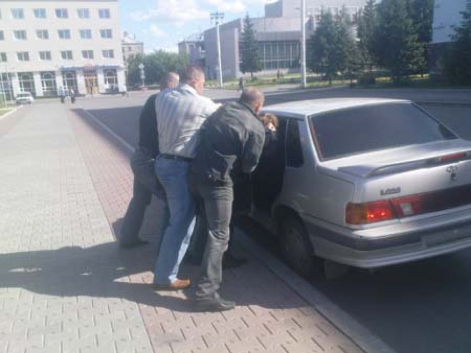 В Барнауле неизвестные силой захватили и
увезли в неизвестном направлении помощника депутата Госдумы,
активиста "Левого фронта" Даниила Полторацкого.
Фоторепортаж.