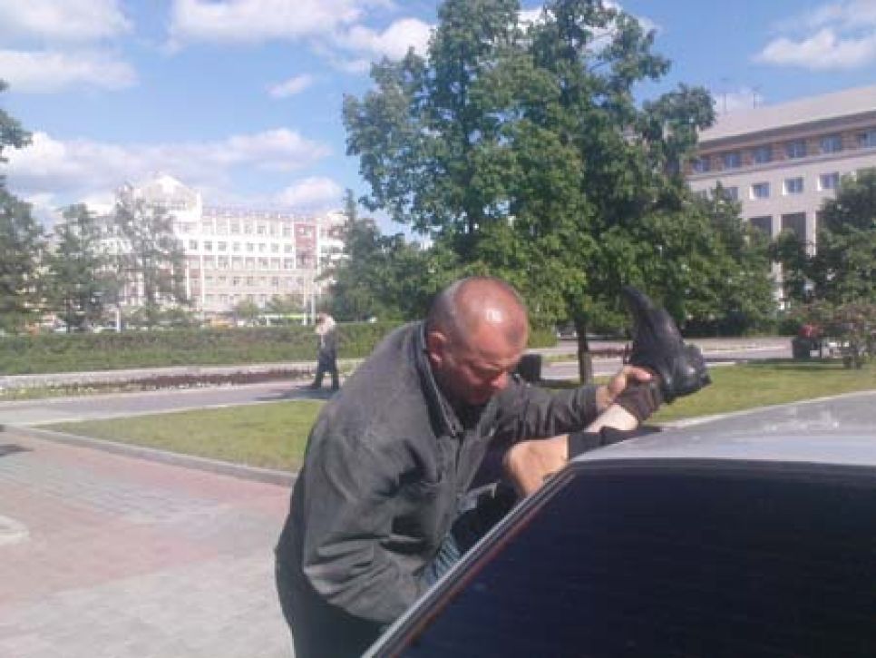 В Барнауле неизвестные силой захватили и
увезли в неизвестном направлении помощника депутата Госдумы,
активиста "Левого фронта" Даниила Полторацкого.
Фоторепортаж.