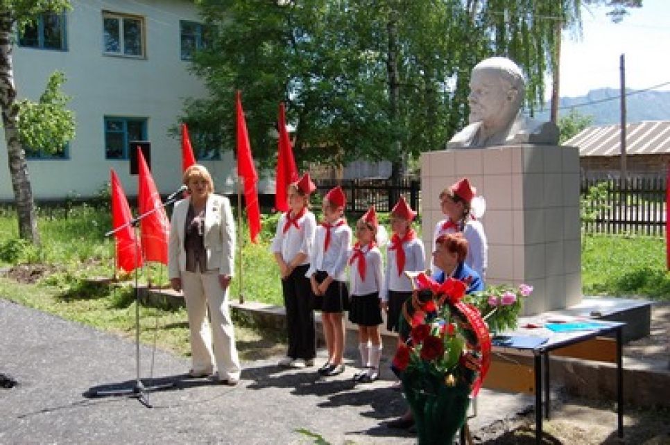В Республике Алтай в селе Турочак открыли памятник Ленину.