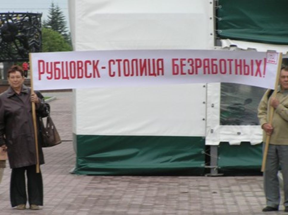 Стихийное собрание рабочих "Алтрака" в Барнауле: делегация
работников завода намерена встретиться с руководством Алтайского
края и премьером Путиным.