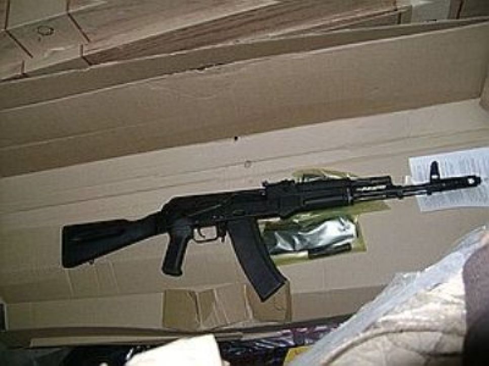 Из Новосибирска в Казахстан через Алтайский край под видом
туалетной бумаги пытались перевезти макеты автомата Калашникова.