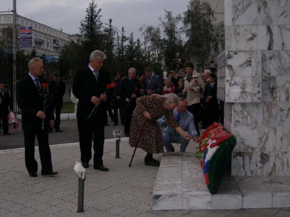 В Барнауле чекисты и дети совершили акт поклонения создателю
советской тайной полиции Феликсу Дзержинскому.