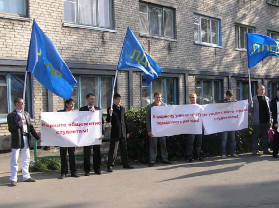 ЛДПР по просьбе студентов протестовала против проживания в
общежитиях Аграрного университета в Барнауле сотрудников силовых
ведомств.