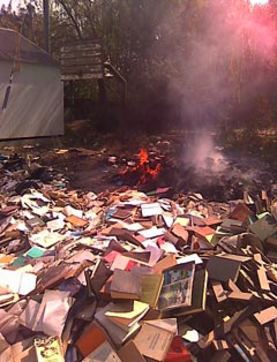 В Цхинвале для освобождения места книгам из России сжигают
грузинскую библиотеку: 8-томнику Шукшина, подаренному
губернатором Алтайского края, пришлось пережить захватывающие
приключения.