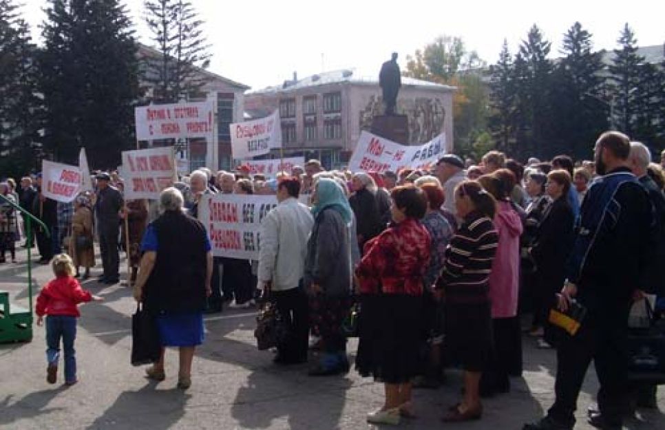 "Алтай взбунтовался против Путина": фото с антиправительственного
митинга 22 сентября в Рубцовске.