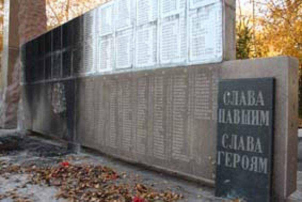 Волна осквернения памятников в Алтайском крае: вандалы
надругались над мемориалом героям войны в райцентре Смоленское.