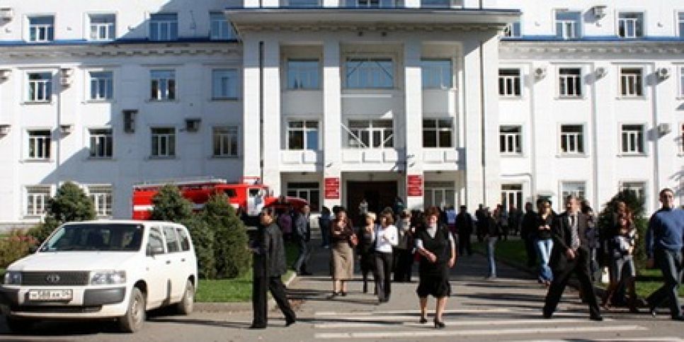В Горно-Алтайске чиновники учились оперативно эвакуироваться
из здания правительства.