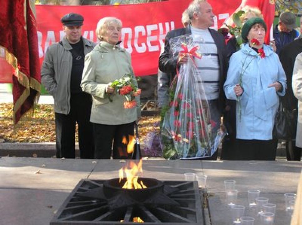 "Не забудем! Не простим!": в Барнауле коммунисты почтили
память павших в борьбе за социализм и погибших при расстреле
Белого Дома в 1993 году.