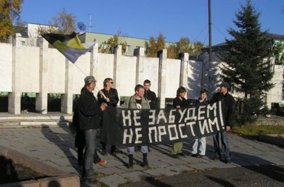 В Барнауле в память об убитых журналистах прошли пикеты
местных "другороссов" и алтайского НДС.
