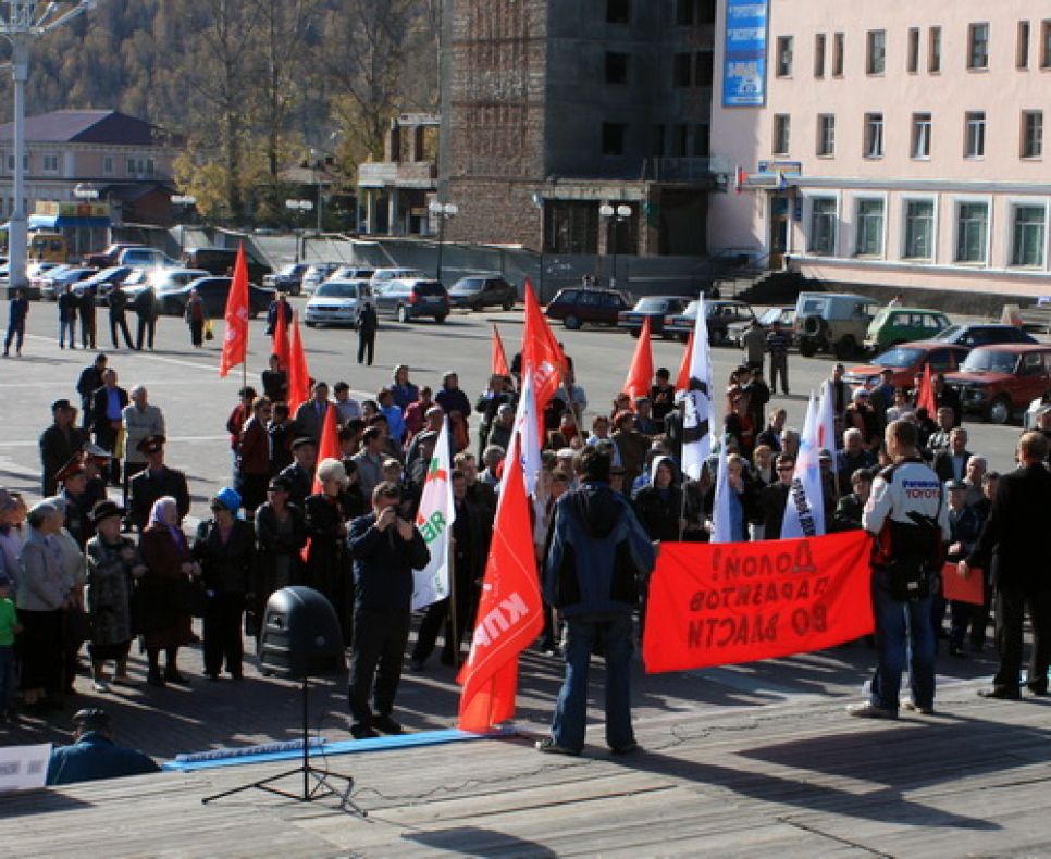 В Горно-Алтайске на митинге оппозиции чуть не побили журналиста.