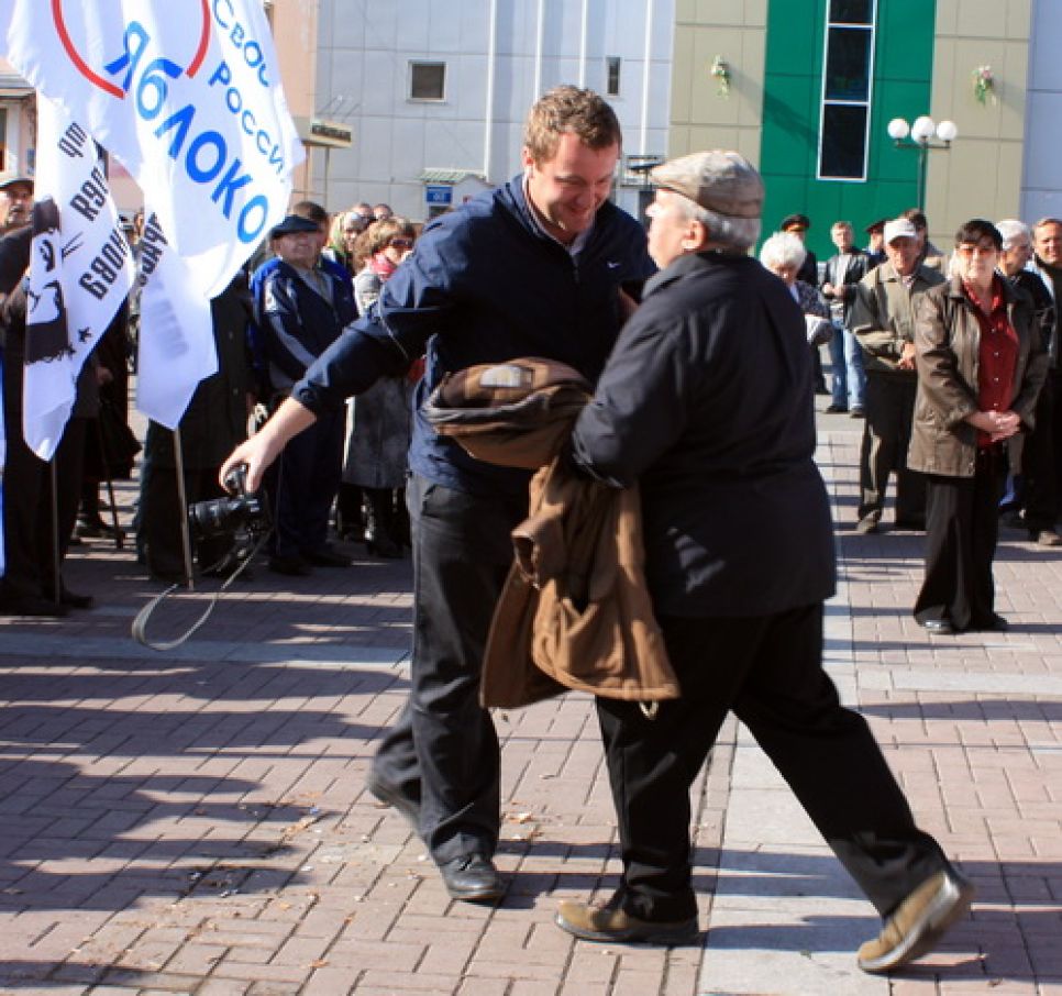На митинге в Горно-Алтайске едва не побили журналиста.
Фоторепортаж.