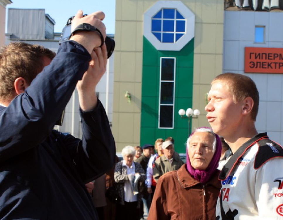 На митинге в Горно-Алтайске едва не побили журналиста.
Фоторепортаж.