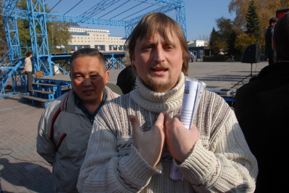 На митинге в Горно-Алтайске едва не побили журналиста.
Фоторепортаж.