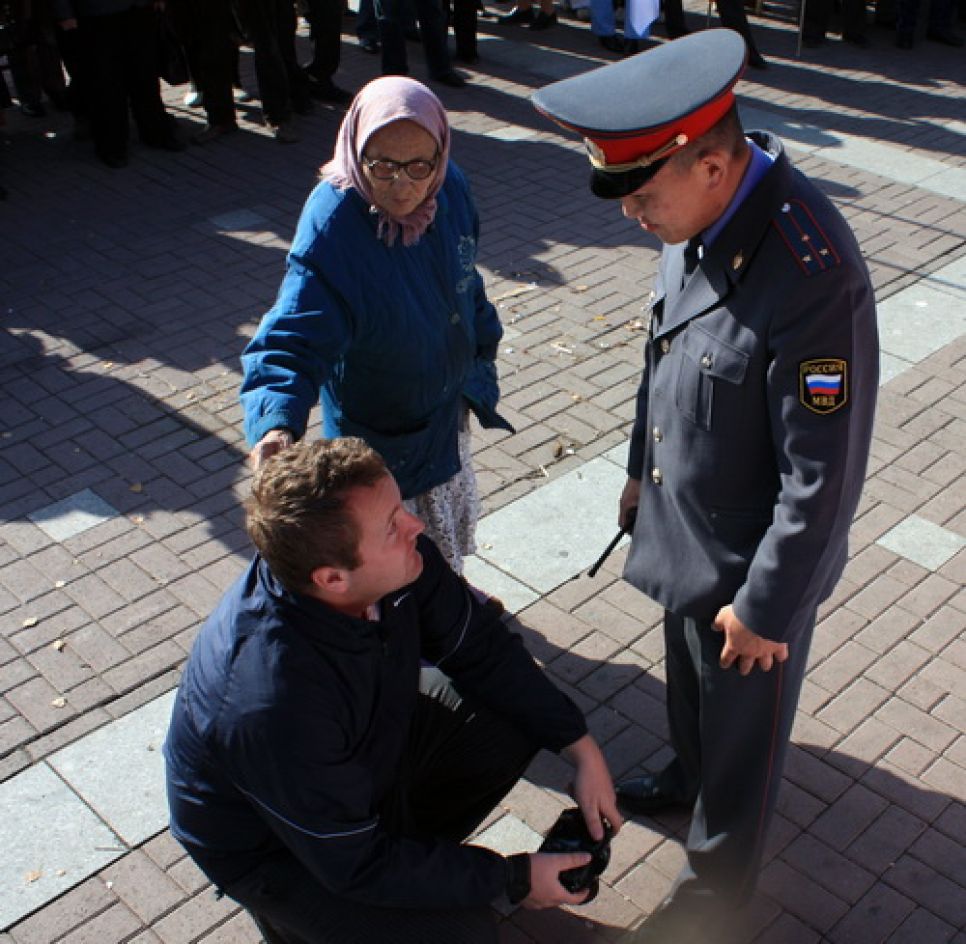 На митинге в Горно-Алтайске едва не побили журналиста.
Фоторепортаж.