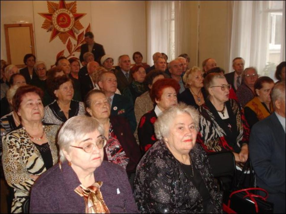 Ветераны Барнаула высказываются в поддержку мэра краевого
центра. Председатель гордумы Людмила Зубович поясняет: "Нападки на
Владимира Колганова идут не от барнаульцев. Они организованы
извне".