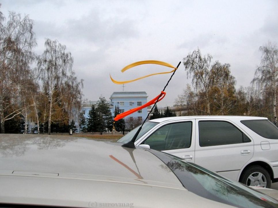 Акция протеста автомобилистов в Барнауле (фоторепортаж):
возмущенные автовладельцы продемонстрировали власти символ
"оранжевой революции"...