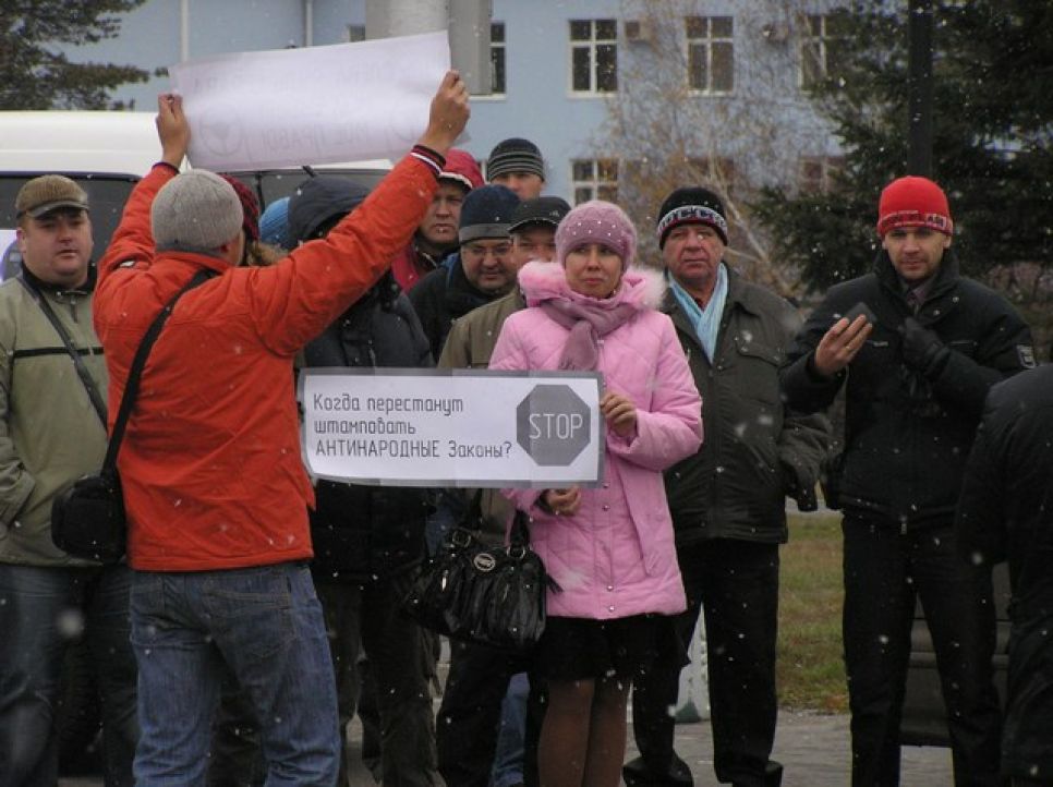 Акция протеста автомобилистов в Барнауле (фоторепортаж):
возмущенные автовладельцы продемонстрировали власти символ
"оранжевой революции"...