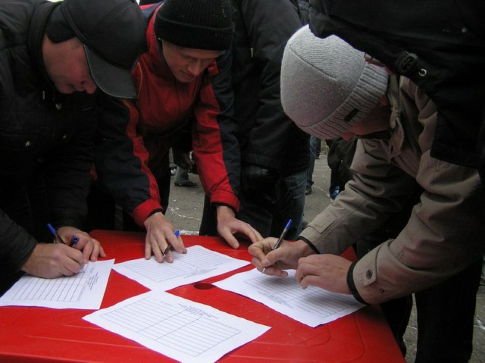 Акция протеста автомобилистов в Барнауле (фоторепортаж):
возмущенные автовладельцы продемонстрировали власти символ
"оранжевой революции"...