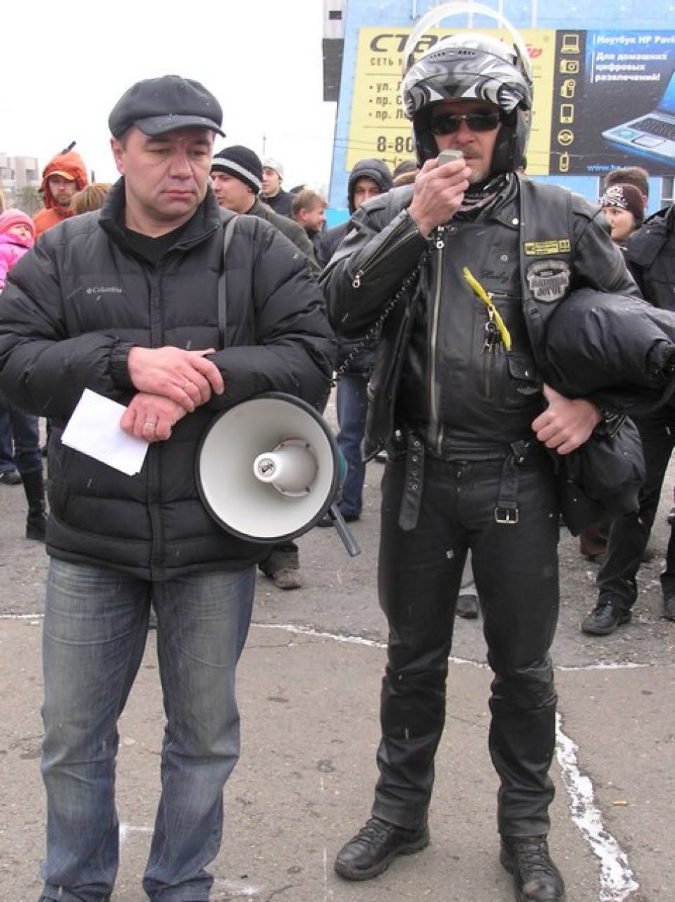 Акция протеста автомобилистов в Барнауле (фоторепортаж):
возмущенные автовладельцы продемонстрировали власти символ
"оранжевой революции"...