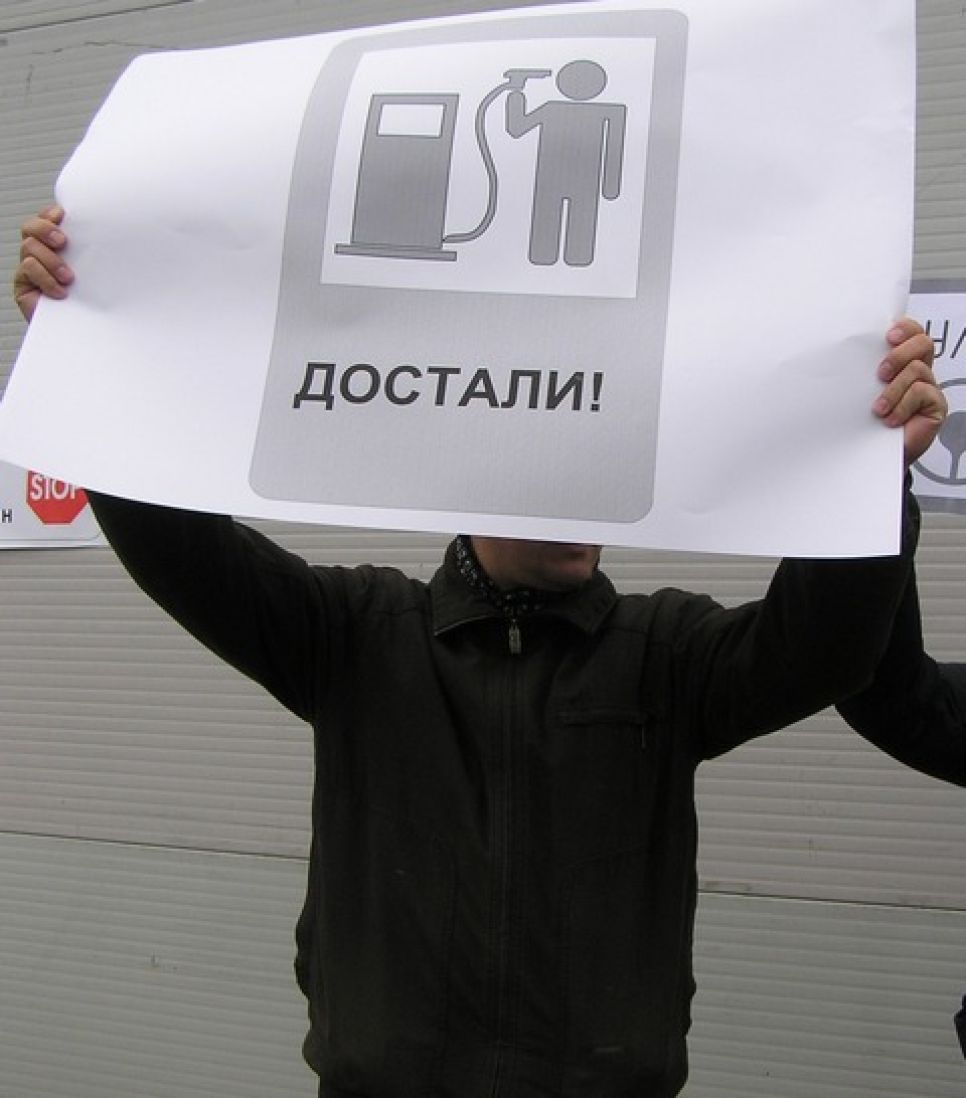 Акция протеста автомобилистов в Барнауле (фоторепортаж):
возмущенные автовладельцы продемонстрировали власти символ
"оранжевой революции"...