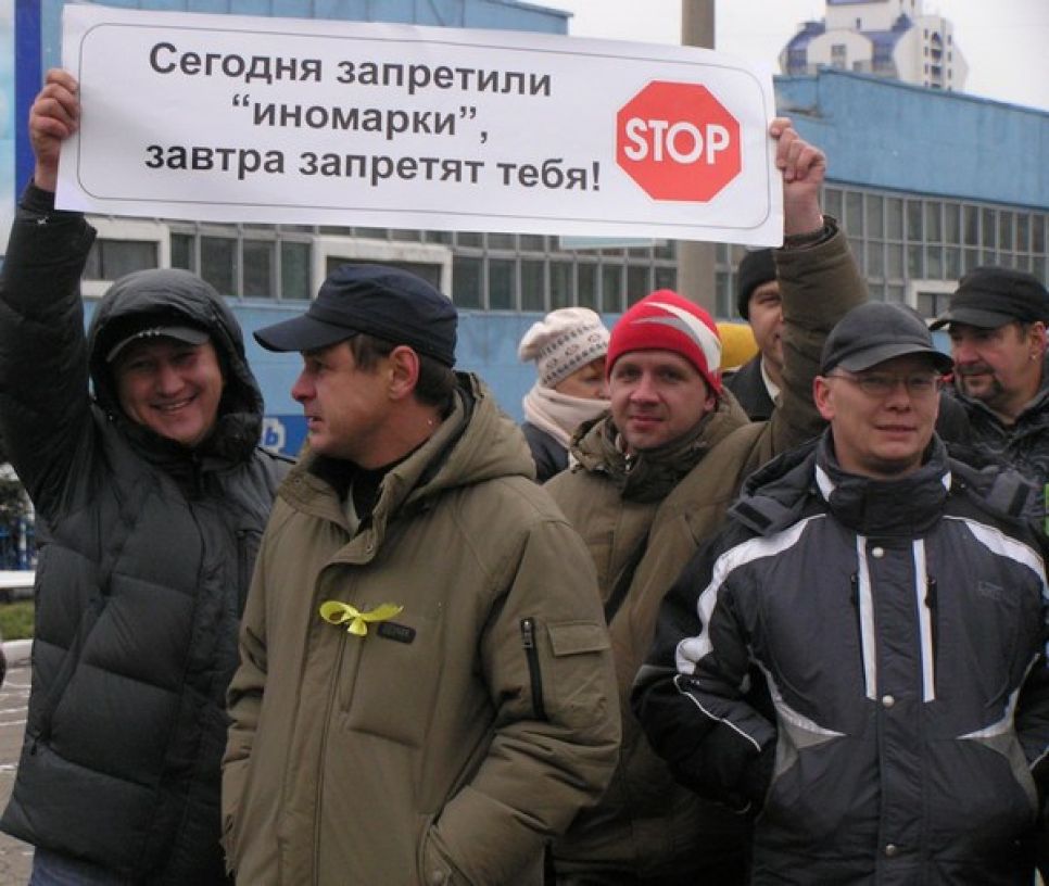 Акция протеста автомобилистов в Барнауле (фоторепортаж):
возмущенные автовладельцы продемонстрировали власти символ
"оранжевой революции"...