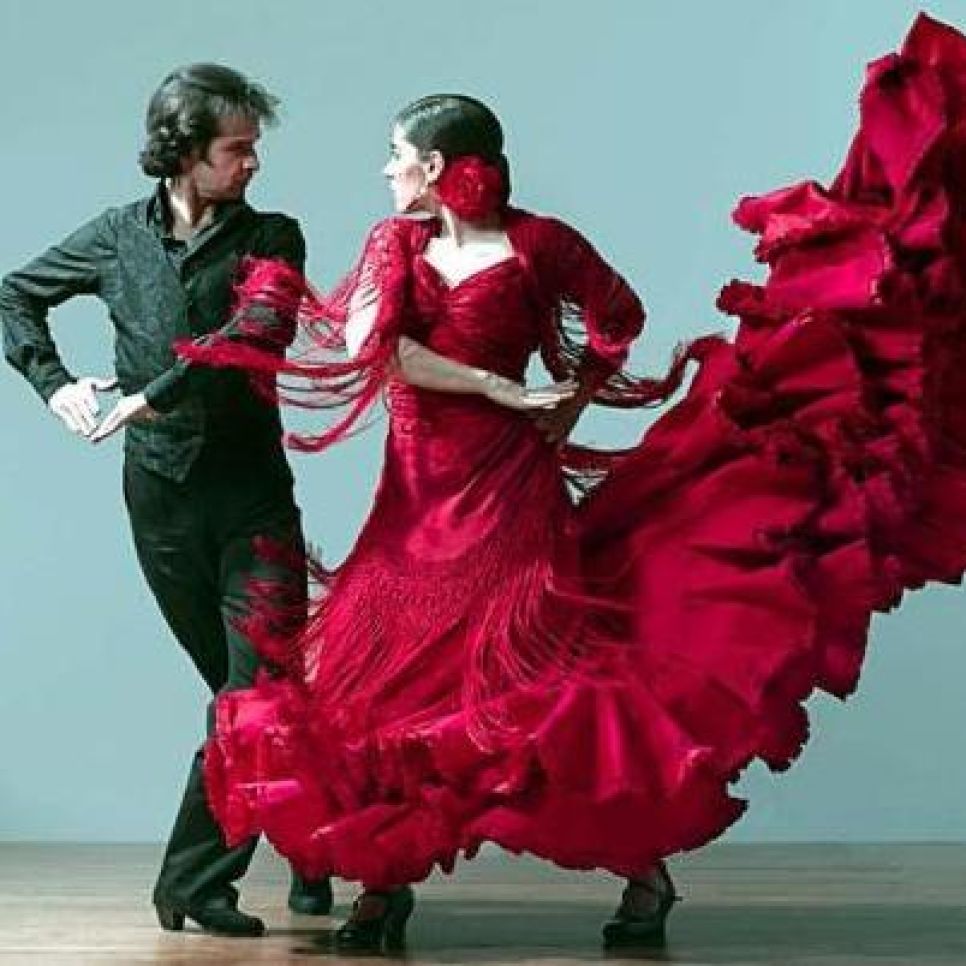 В Барнаул приезжает испанский театр фламенко с программой "От
Севильи до Гранады".