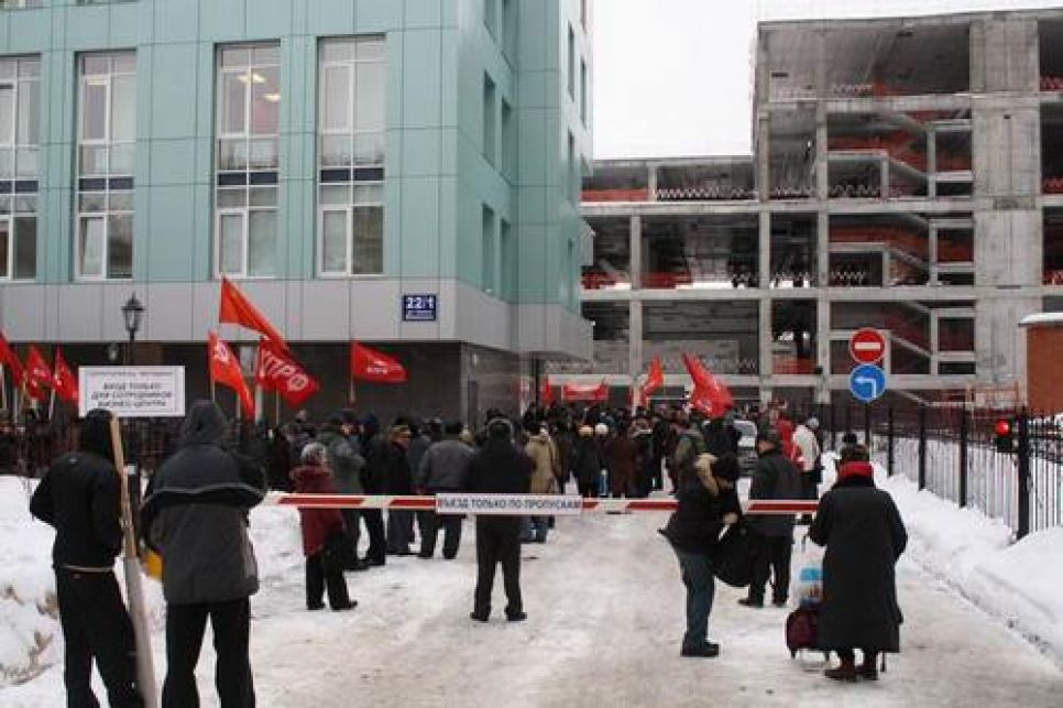 Рабочие "Алттрака" провели первый пикет у офиса
РАТМ-холдинга в Новосибирске.