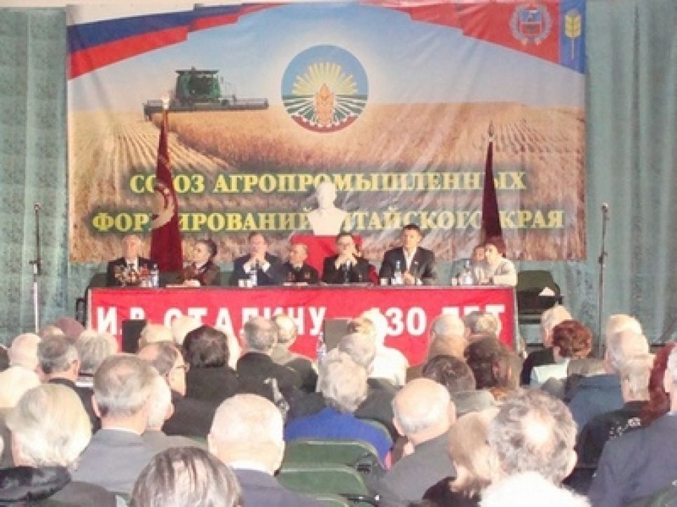 Алтайские коммунисты отпраздновали 130-летие Сталина.
Фоторепортаж.