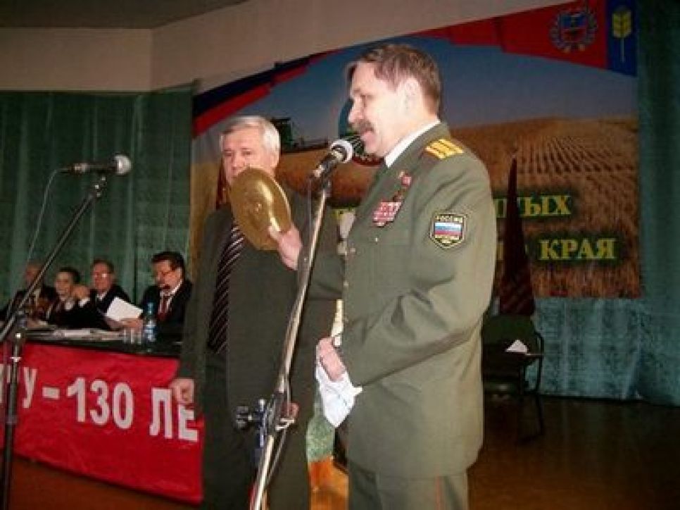 Алтайские коммунисты отпраздновали 130-летие Сталина.
Фоторепортаж.