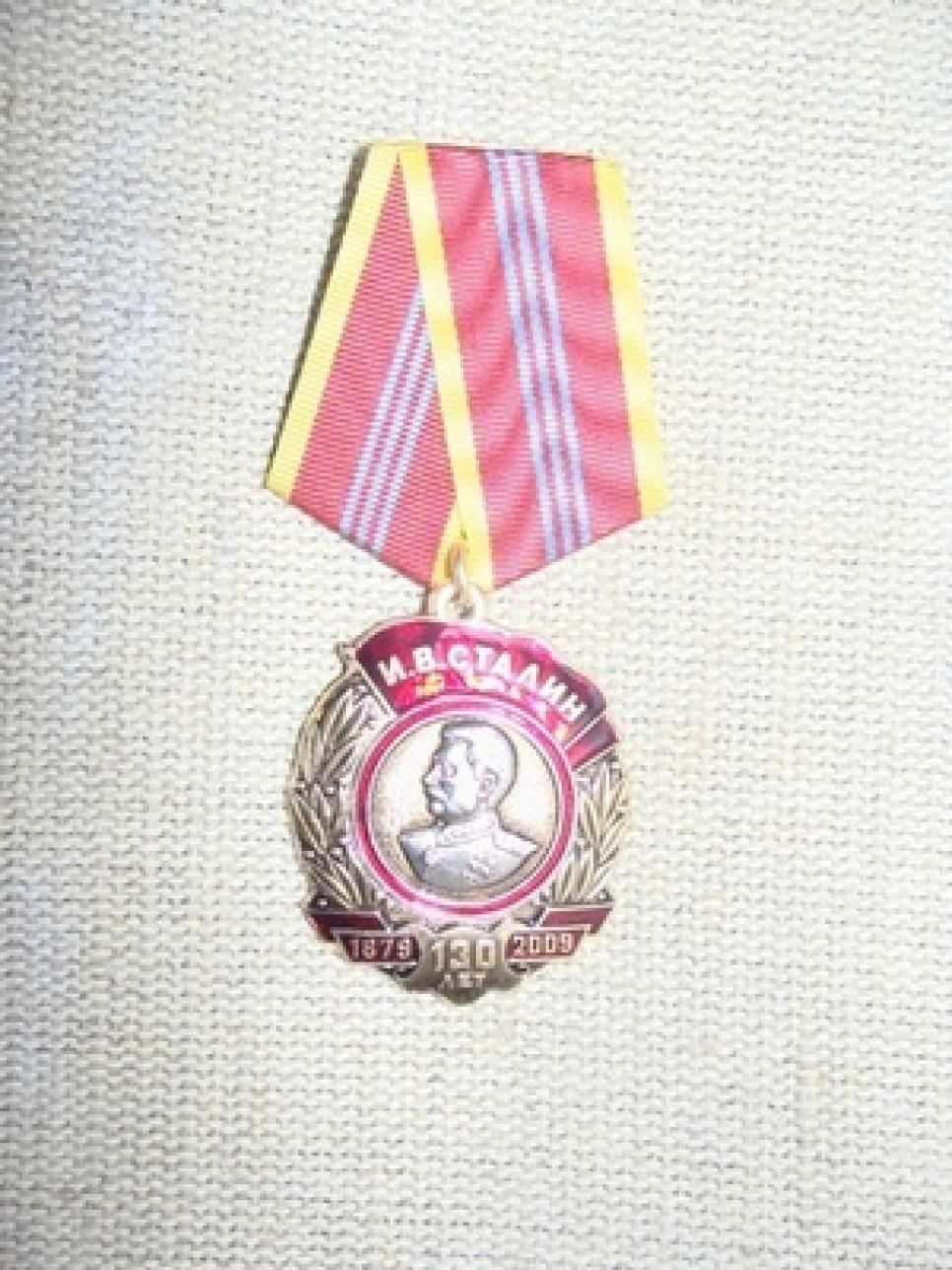 Алтайские коммунисты отпраздновали 130-летие Сталина.
Фоторепортаж.