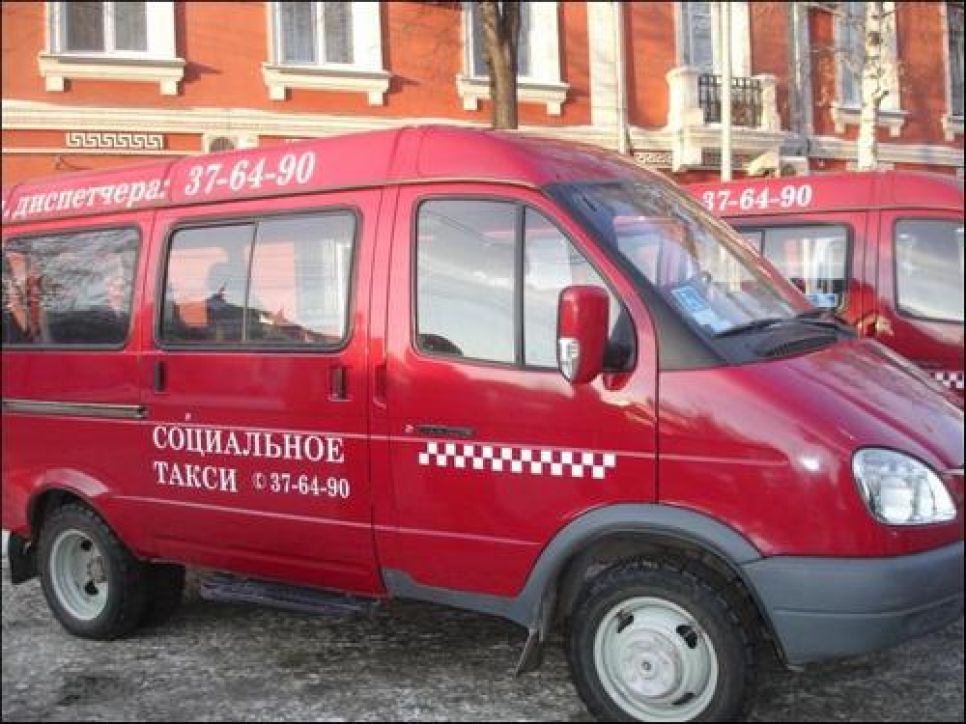 В Барнауле появились автобусы и "Газели", оборудованные 
подъемниками для инвалидов.