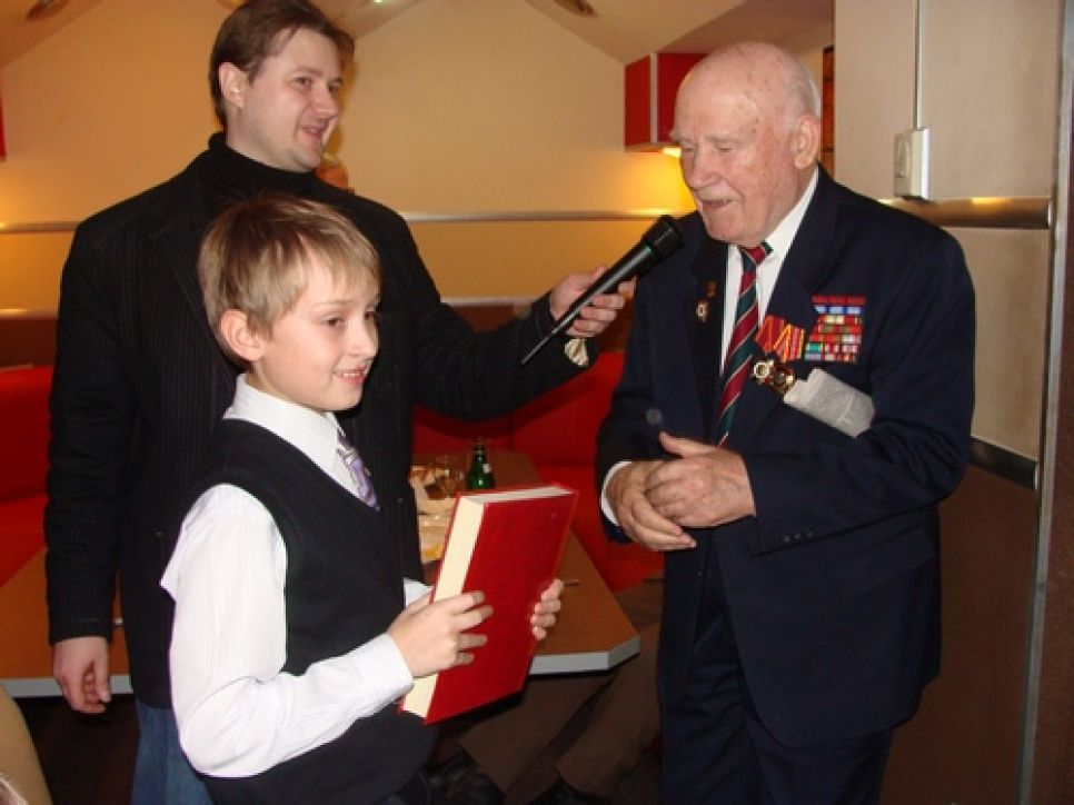 Барнаульские ветераны ВОВ увидели взятие Рейхстага в
виртуальной реальности.