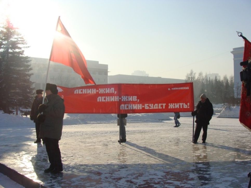 В 86-ю годовщину смерти Ленина алтайские коммунисты
объявили "ленинский призыв". Фоторепортаж.