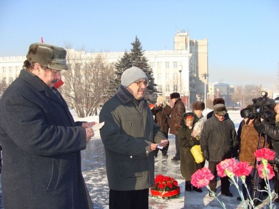 В 86-ю годовщину смерти Ленина алтайские коммунисты
объявили "ленинский призыв". Фоторепортаж.