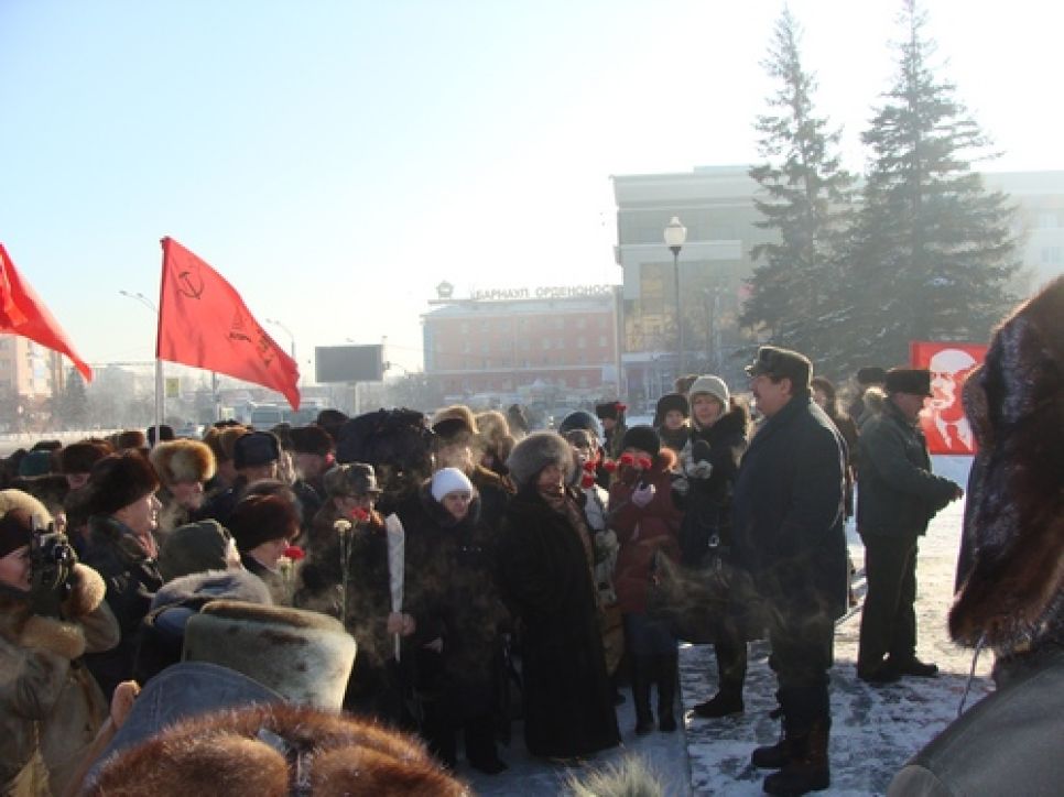 В 86-ю годовщину смерти Ленина алтайские коммунисты
объявили "ленинский призыв". Фоторепортаж.