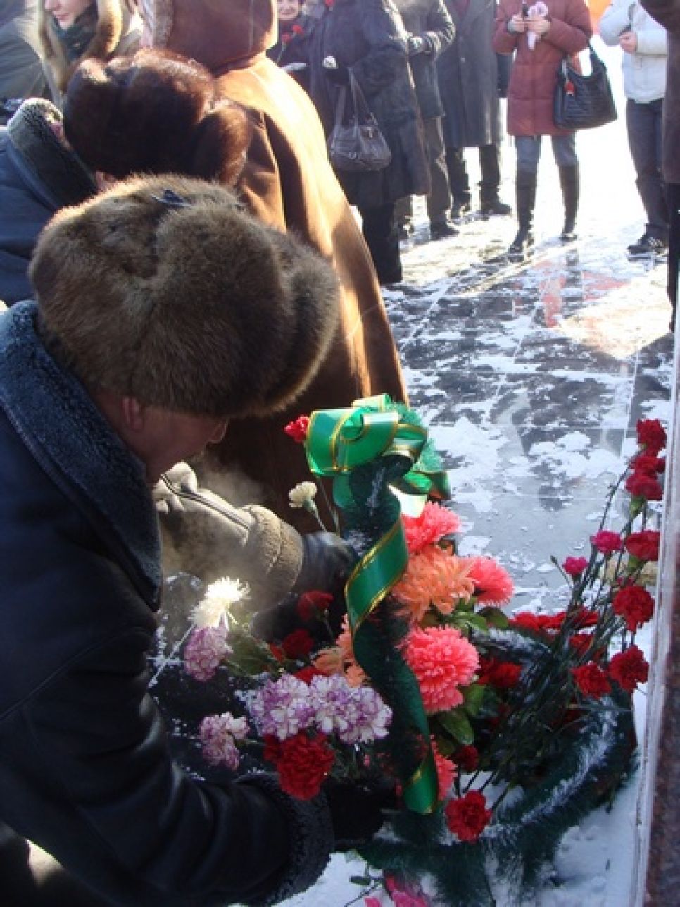 В 86-ю годовщину смерти Ленина алтайские коммунисты
объявили "ленинский призыв". Фоторепортаж.