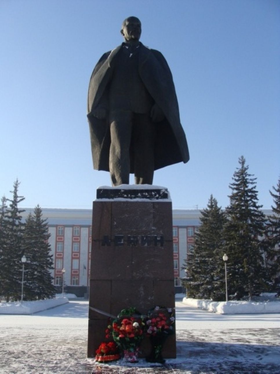 В 86-ю годовщину смерти Ленина алтайские коммунисты
объявили "ленинский призыв". Фоторепортаж.