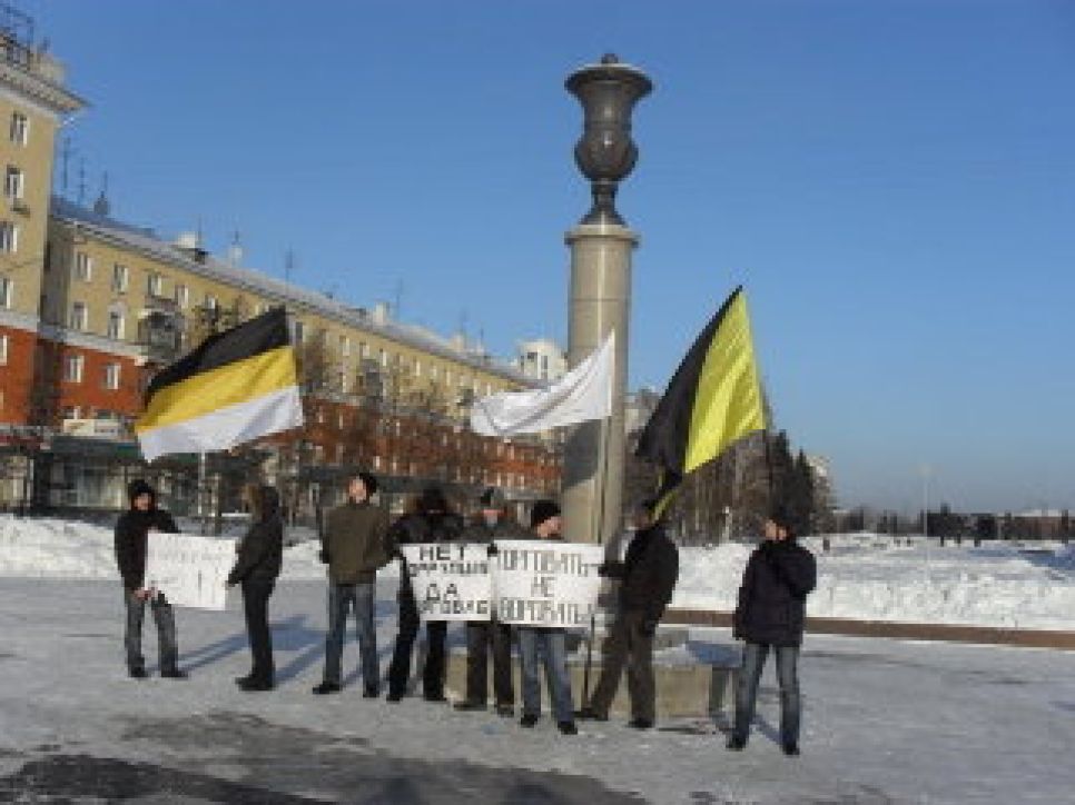 В Барнауле на пикете либертарианцев против нового закона о
торговле милиционеры "для изучения" изъяли плакат, выражающий
требования свободы ведения бизнеса.
