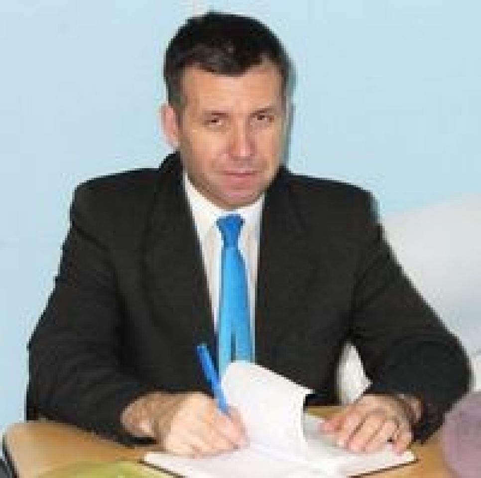 Алтайский учитель и общественник Алексей Устюгов: нельзя
росчерком пера чиновника ликвидировать старые школы с почти
вековой историей!