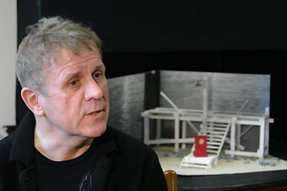 Заслуженный художник РФ Владимир Боер представил макеты
декораций к спектаклю "До свидания, мальчики", который поставит в
алтайской "драме" Роман Виктюк.