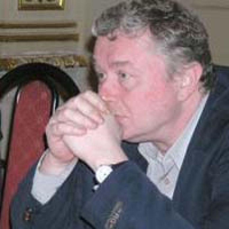 Политолог Григорий Голосов: реальными организаторами системы
воспроизводства власти стали губернаторы. Восстановление их
выборности - ключевой вопрос возврата к демократии в России.