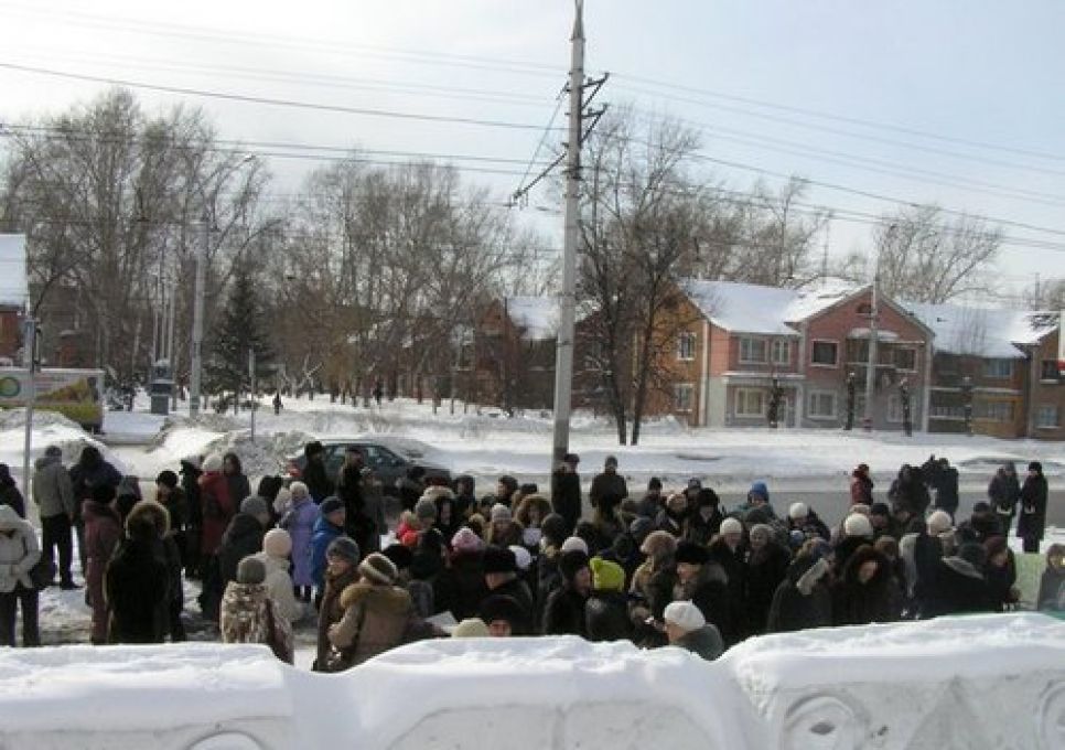 "Чиновники, руки прочь от школ и детей! Для опытов
используйте лабораторных мышей!": в Барнауле прошел пикет против "реструктуризации"
школ.